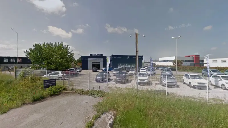 Vue de la rue devant ICI Peugeot Carrosserie Services, Mauguio