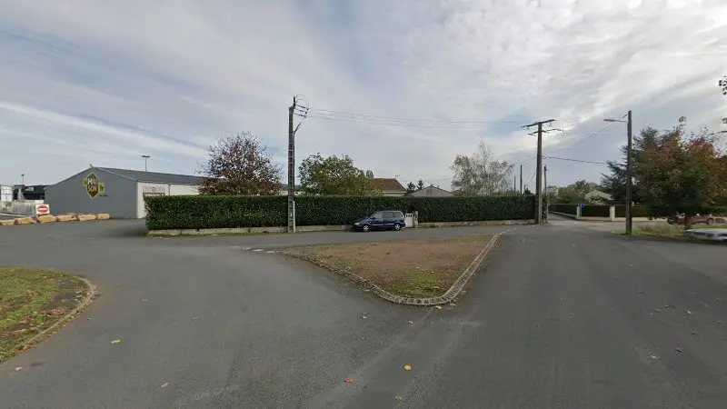 Vue de la rue devant AB Automobiles, Thouars