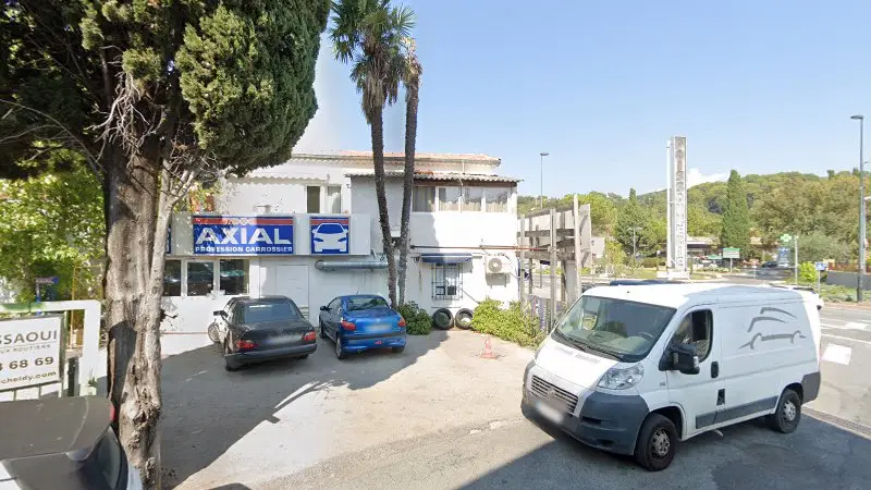 Vue de la rue devant AXIAL - TOURING AUTO SPORT, Mougins