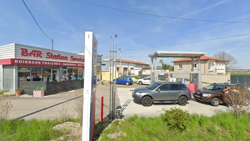 Vue de la rue devant NISSAN THIVENT : entretiens de véhicule NISSAN (69), Mornant