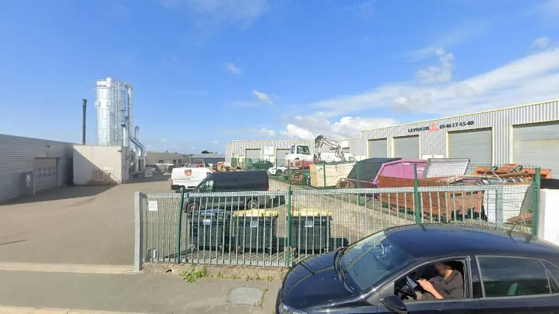 Vue de la rue devant Nieul Auto Service, Nieul-sur-Mer
