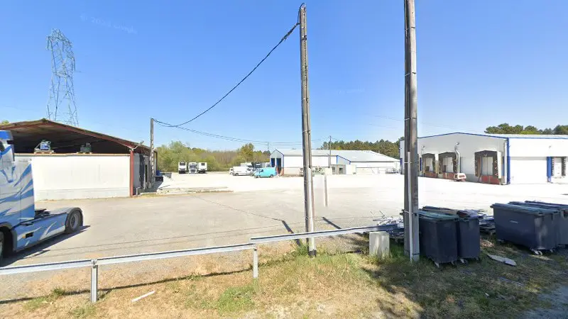 Vue de la rue devant RMVI - Réparation et Maintenance de Véhicules Industriels, Cercoux