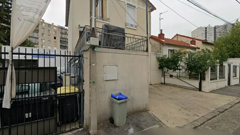 Vue de la rue devant Carrosserie Keuleyan, Pere et Fils depuis 1983., Épinay-sur-Seine