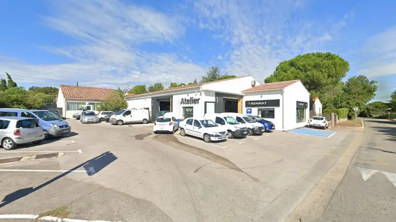 Vue de la rue devant Garage Ressayre Tacussel, Saint-Laurent-des-Arbres