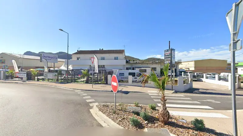 Vue de la rue devant Europe Garage Sarl, Le Muy