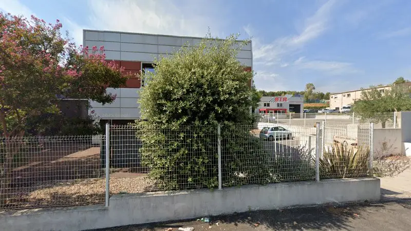 Vue de la rue devant Garage Adk Automobiles, Gardanne