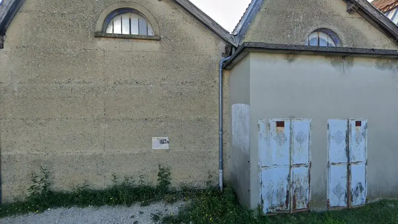 Vue de la rue devant BC Services Autos, La Bâtie-Montgascon