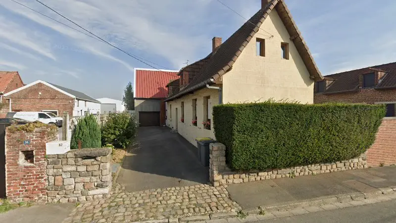 Vue de la rue devant Recherche mon auto et pièces, Quarouble