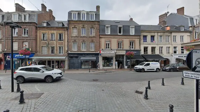 Vue de la rue devant Cordonnerie Clé Service Plaques Tampons Auto Moto, Honfleur