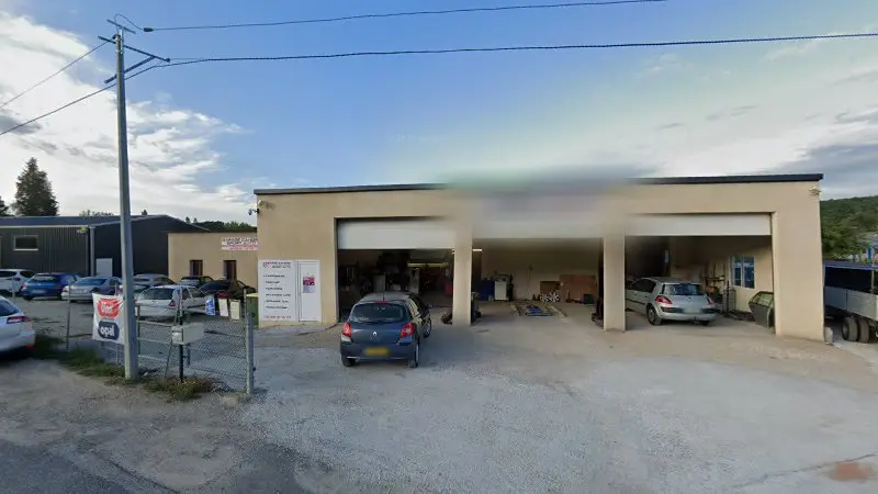 Vue de la rue devant Garage Cahors Sport Auto - Motrio, Cahors