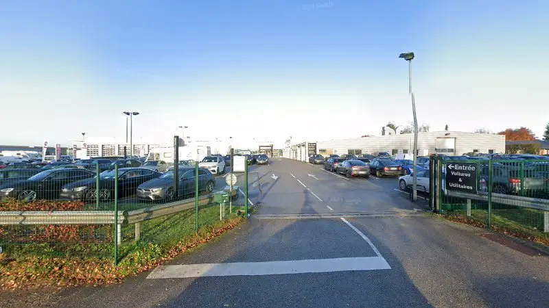 Vue de la rue devant Mercedes-Benz Etoile Du Maine 61 Alençon, Cerisé