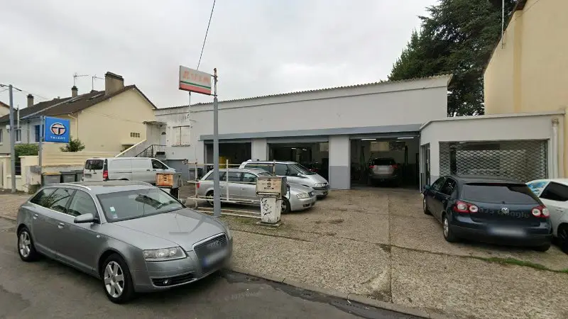 Vue de la rue devant Garage Arno95 / ETAPE AUTO POINT.S GROUP, Arnouville