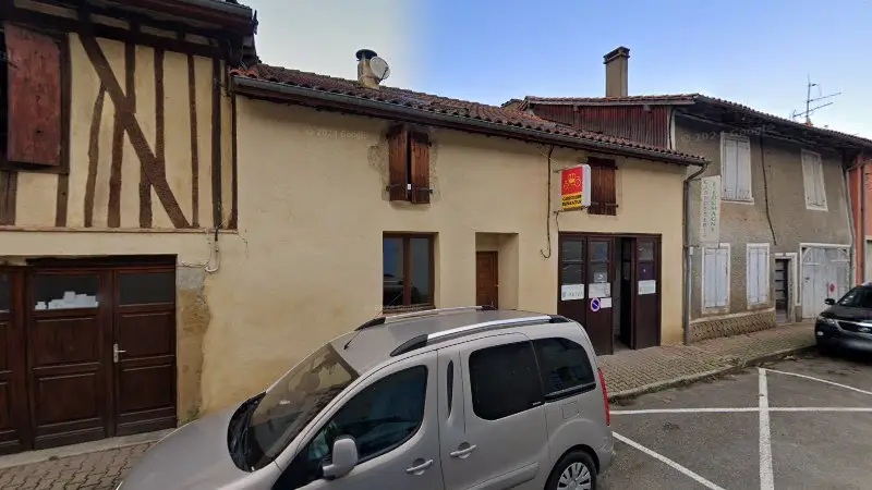 Vue de la rue devant Carrosserie Loumagne Dépannage Auto, Marciac