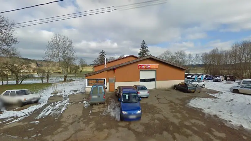 Vue de la rue devant Garage VIENNET - MOTRIO, Dournon
