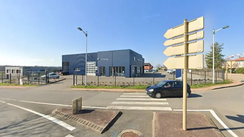 Vue de la rue devant Peugeot R.Neel (Sarl) Agent, Saint-Galmier