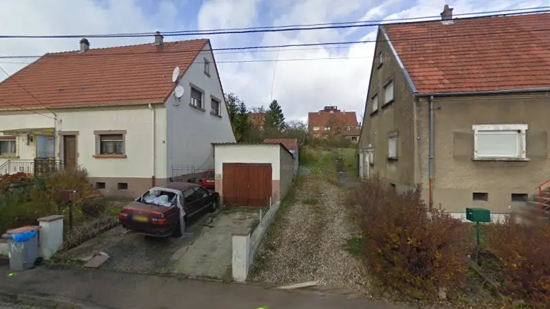 Vue de la rue devant My Cars, Folschviller