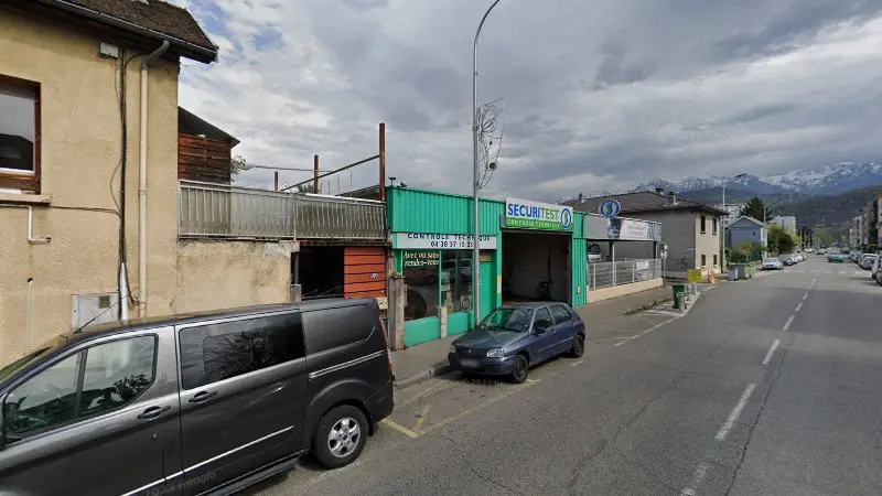 Vue de la rue devant TOP GARAGE - AUTOLOC SERVICES, Saint-Martin-d'Hères