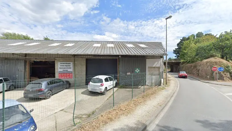Vue de la rue devant Breizh Voiture sans permis, Vannes