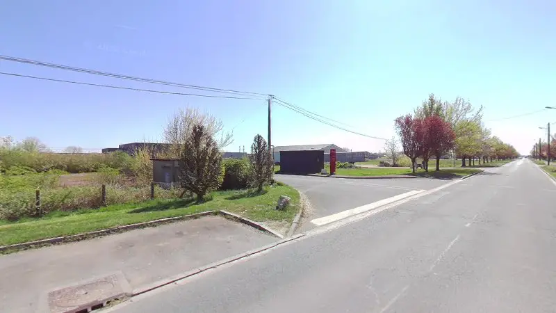 Vue de la rue devant Artenay Véhicules Industriels SAS, Artenay