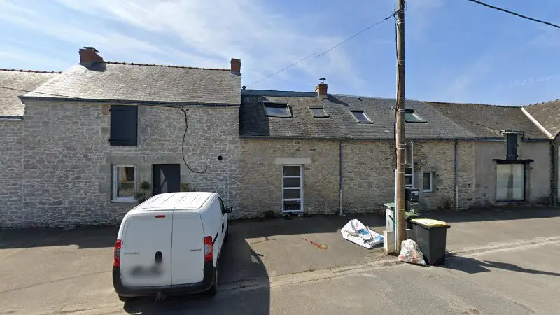 Vue de la rue devant Tim Mécanique Agricole, Le Temple-de-Bretagne