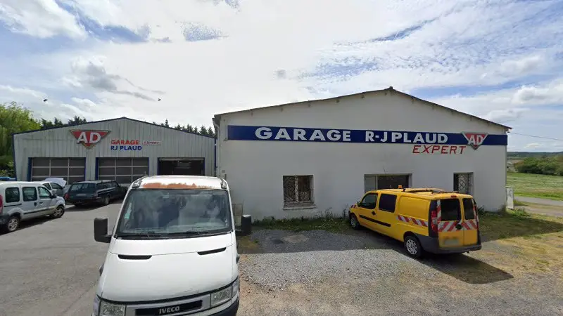 Vue de la rue devant AD GARAGE RJ PLAUD, Saint-Pierre-de-Maillé