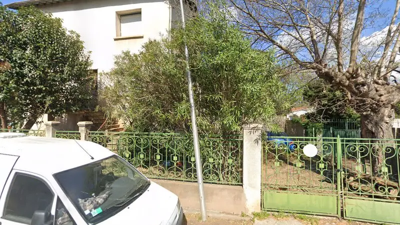 Vue de la rue devant Point Loc by Ada | Location voiture et utilitaire Paulhan, Paulhan
