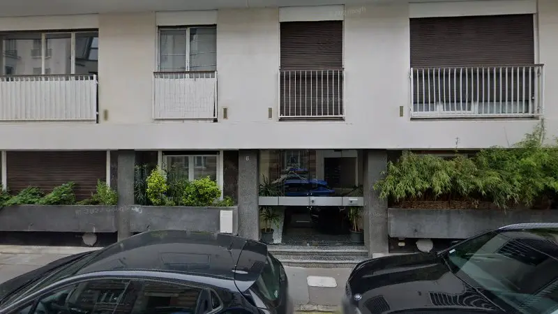 Vue de la rue devant La Compagnie de l'Automobile, Boulogne-Billancourt