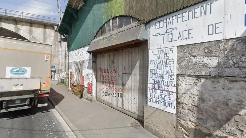 Vue de la rue devant Meulan Pièces Auto, Meulan-en-Yvelines