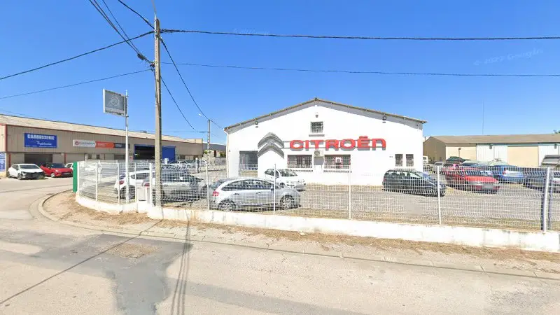 Vue de la rue devant Citroën OMC Services Réparateur Agréé, Thuir