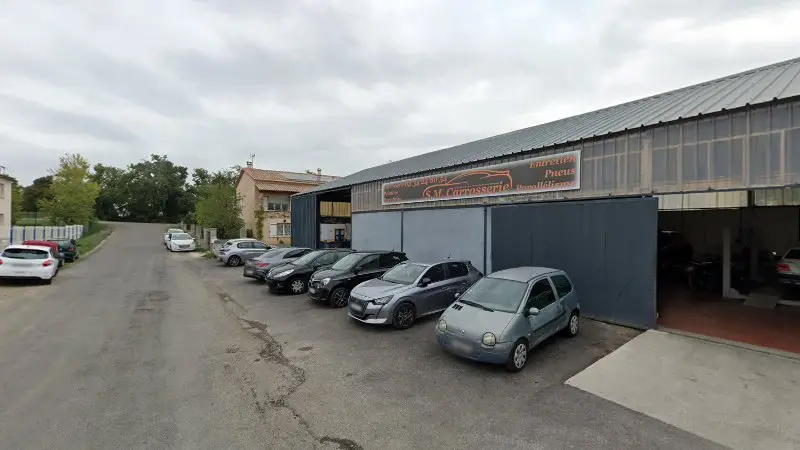 Vue de la rue devant SM Carrosserie, Saint-Martin-de-Valgalgues