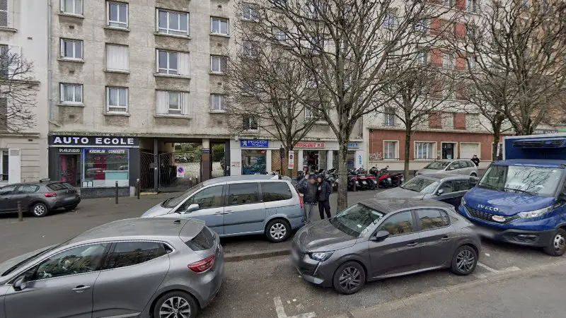 Vue de la rue devant MOTOSCOOTKB, Le Kremlin-Bicêtre