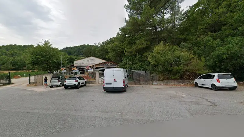 Vue de la rue devant Auto Plaisir 83, Figanières