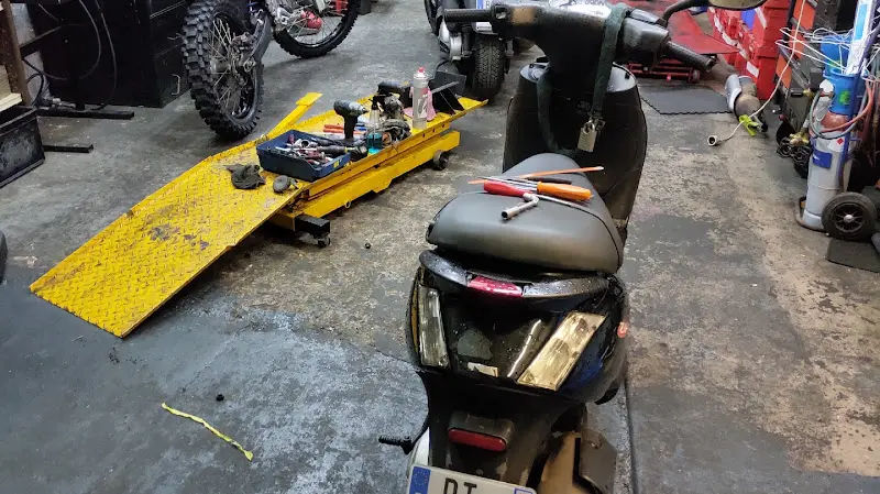 Photo publiée sur la fiche Google de Hedi moto pièces, Montreuil