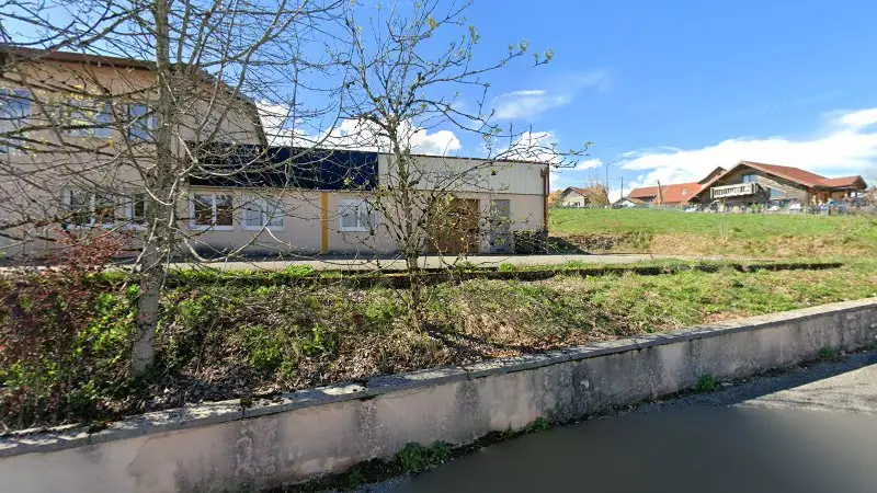 Vue de la rue devant Lerrac Outillage, Les Fins