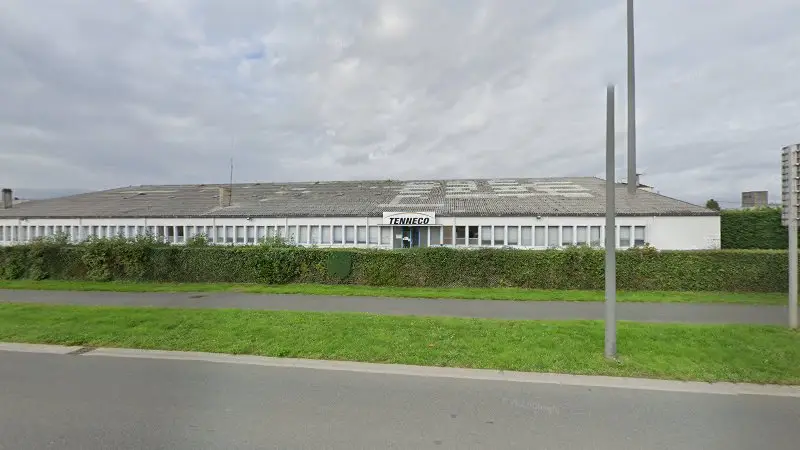Vue de la rue devant Tenneco Automotive France, Ernée
