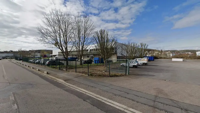 Vue de la rue devant LA CARROSSERIE EPONE - LCE, Épône