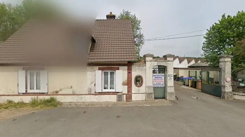 Vue de la rue devant Garage auto de l avre, Saint-Lubin-des-Joncherets
