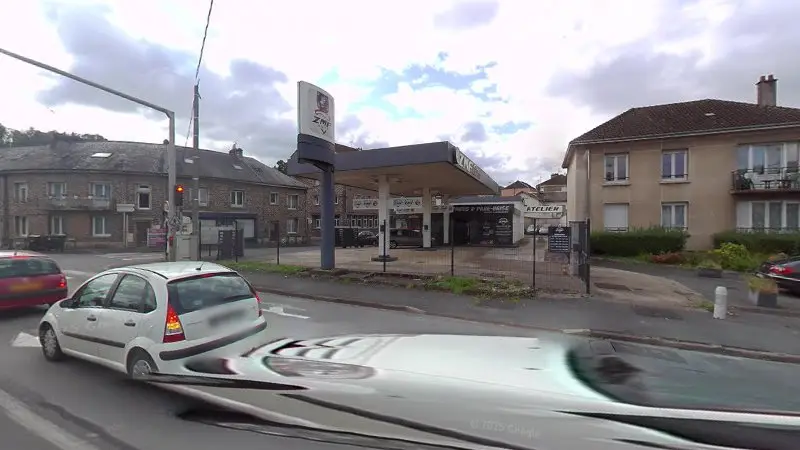 Vue de la rue devant garage zmf auto, Nouzonville
