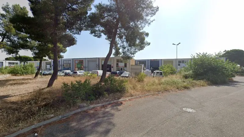 Vue de la rue devant Euro Repar Car Service, Istres
