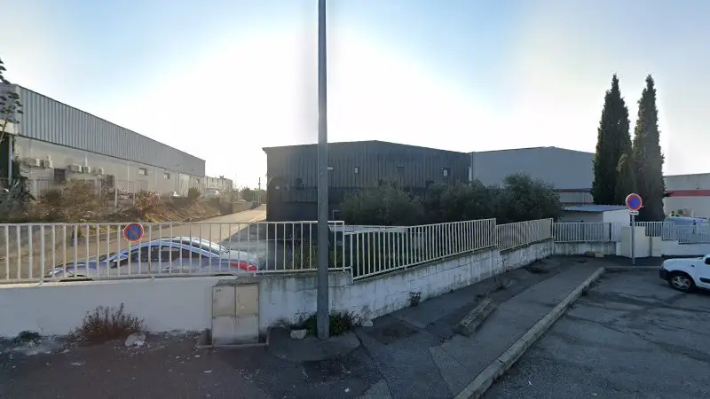 Vue de la rue devant Atelier Carrosserie Automobile, Vitrolles