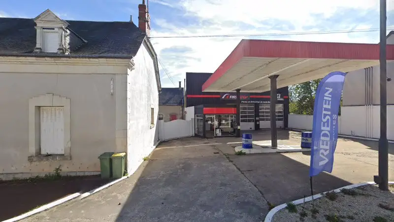 Vue de la rue devant Carbofuel Total, Luçay-le-Mâle