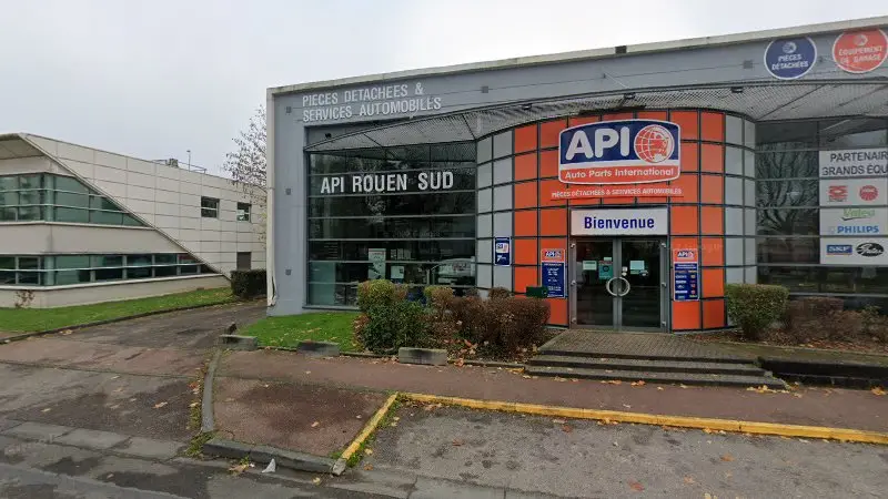 Vue de la rue devant Auto Parts International, Le Petit-Quevilly
