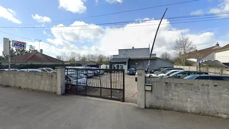 Vue de la rue devant garage de la hartiere, Fleury-les-Aubrais