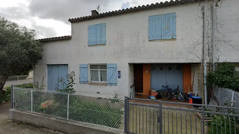 Vue de la rue devant Miya Carrosserie, Olonzac