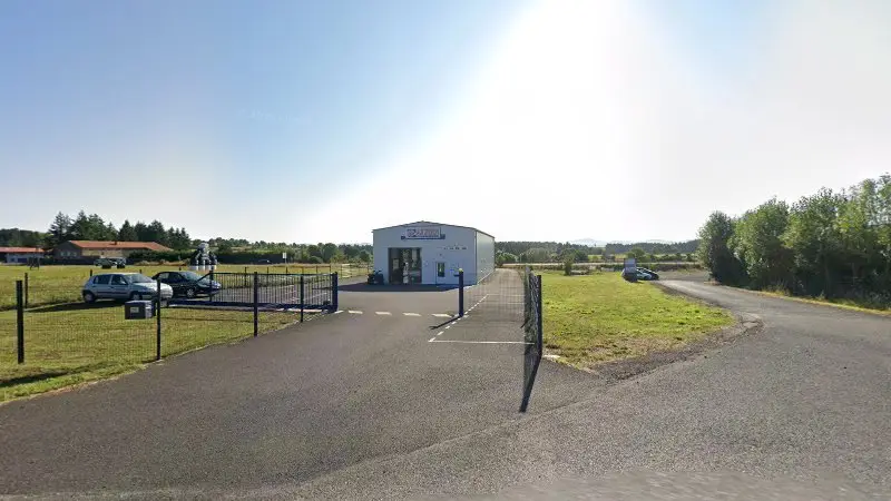 Vue de la rue devant Contrôle technique Les Fangeas, Solignac-sur-Loire