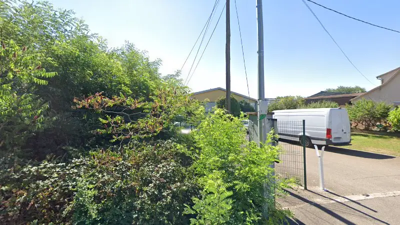 Vue de la rue devant Garage de la Garenne, Geispolsheim