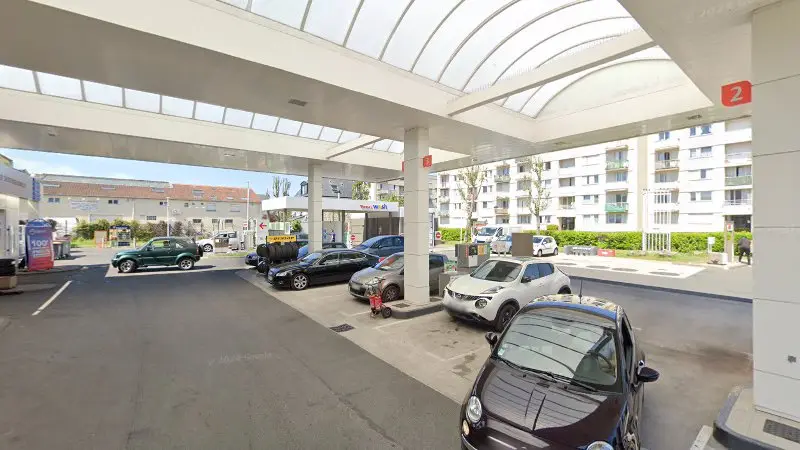 Vue de la rue devant AELC-AUTO ENTRETIEN LAVAGE CARBURANT, Croissy-sur-Seine