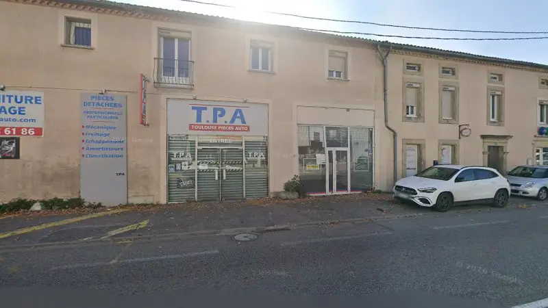 Vue de la rue devant Toulouse Pièces Autos TPA, Revel