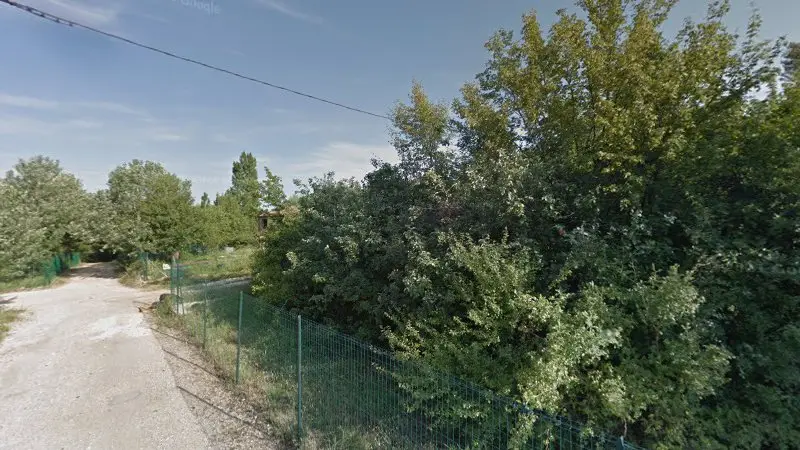 Vue de la rue devant Carrosserie Du bon plan, Plan-d'Aups-Sainte-Baume