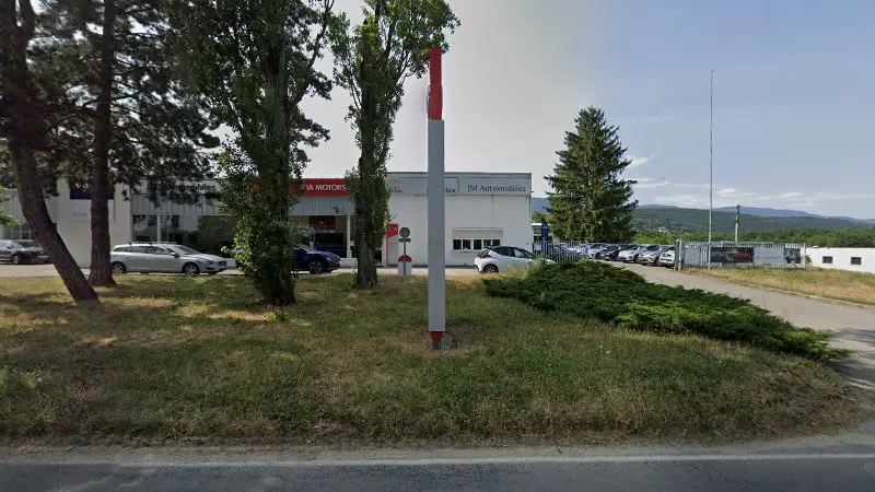 Vue de la rue devant JM AUTOMOBILES - Garage Jordan-Meille -Toyota, Sauverny